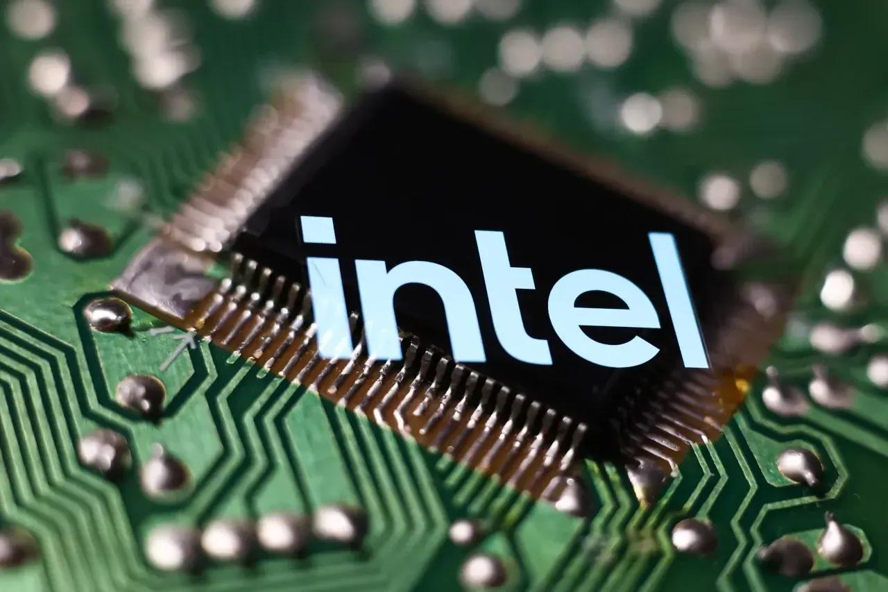 US Gov Reportedly Urged Apple Into Intel Chip Deal to Dodge Tariffs image